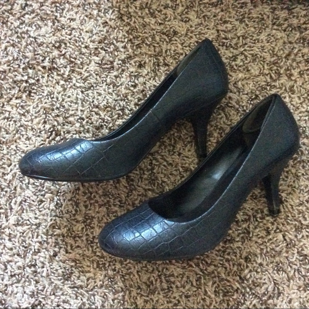 Faux Crocodile Skin Pumps